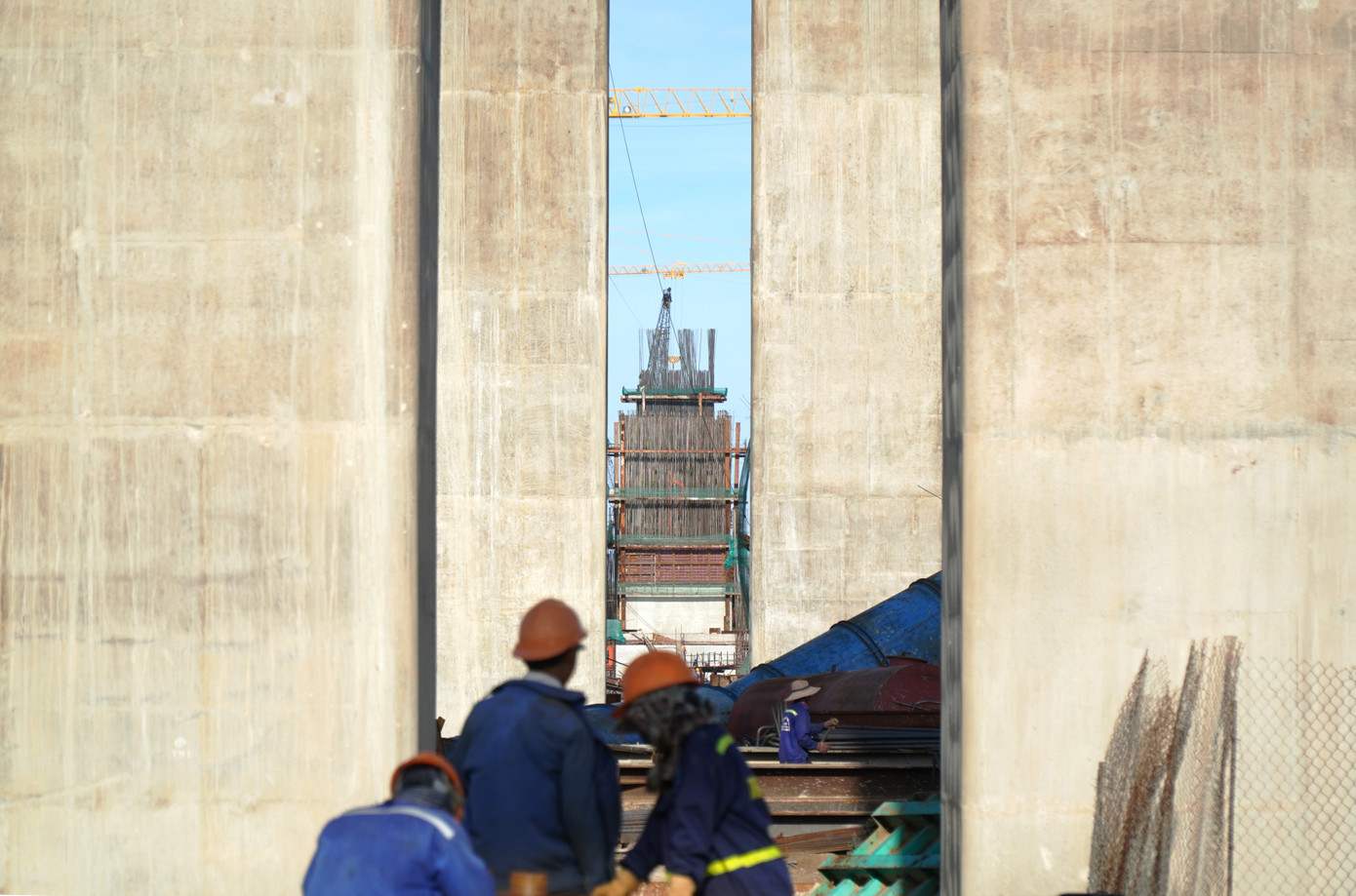 Sau 18 tháng khởi công, trên công trường “đại dự án” 2.400 tỷ đồng này luôn trong khí thế thi công nhộn nhịp, khẩn trương; với hơn 300 công nhân cùng phương tiện máy móc làm việc liên tục, nhằm bảo đảm tiến độ đề ra và tranh thủ thời tiết thuận lợi để chạy nước rút trước mùa mưa bão năm 2023.