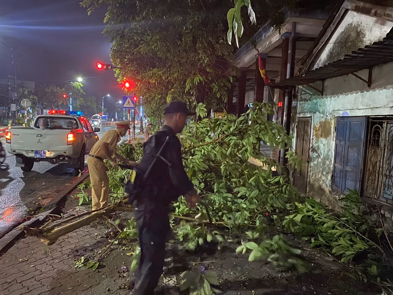 Lực lượng CSGT, cảnh sát cơ động hỗ trợ dọn dẹp cây cối đổ ngã do giông lốc tại thị xã Hương Thủy. Lực lượng CSGT, cảnh sát cơ động hỗ trợ dọn dẹp cây cối đổ ngã do giông lốc tại thị xã Hương Thủy.