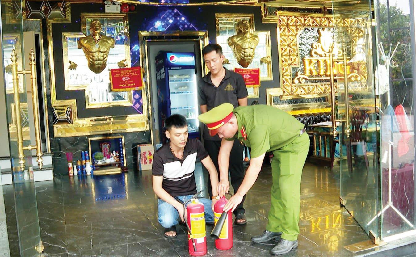 Công an tỉnh TT-Huế tuyên truyền, hướng dẫn và kiểm tra công tác PCCC &CNCH tại các cơ sở sản xuất, kinh doanh trên địa bàn. Ảnh CACC Công an tỉnh TT-Huế tuyên truyền, hướng dẫn và kiểm tra công tác PCCC &CNCH tại các cơ sở sản xuất, kinh doanh trên địa bàn. Ảnh CACC