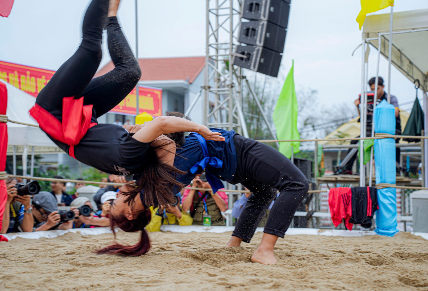 Hội vật làng cơ bản áp dụng luật thi đấu vật cổ truyền. Đô vật phải đánh ngã đối thủ ở tư thế "lấm lưng trắng bụng", đè giữ được đối thủ trong vòng 3 giây là thắng. Ảnh: Đình Hoàng. Hội vật làng cơ bản áp dụng luật thi đấu vật cổ truyền. Đô vật phải đánh ngã đối thủ ở tư thế "lấm lưng trắng bụng", đè giữ được đối thủ trong vòng 3 giây là thắng. Ảnh: Đình Hoàng.