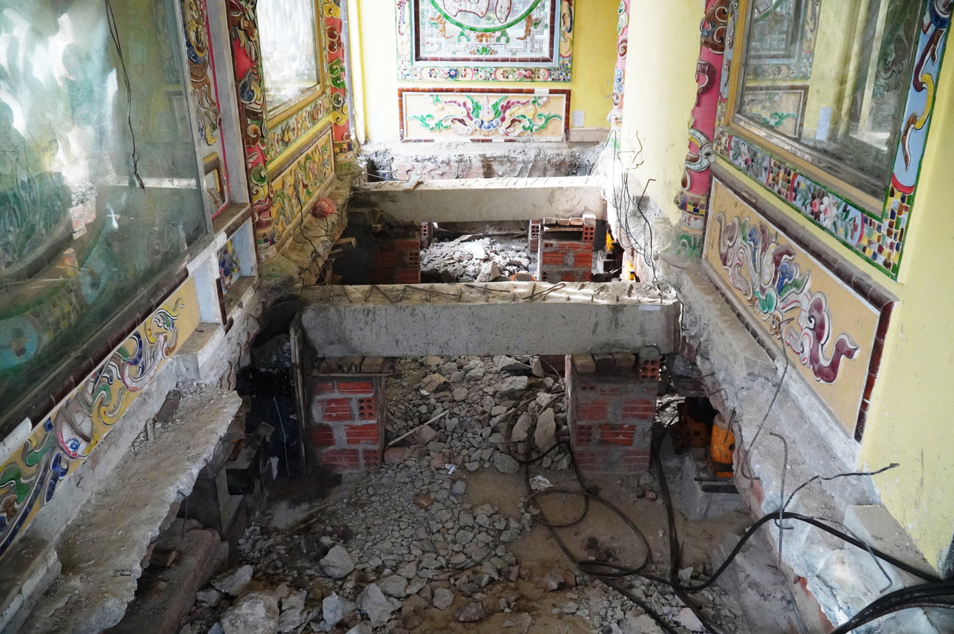 “Thần đèn” và các cộng sự đã cho đào mở cả 4 phía của công trình nhà thờ, bóc gỡ các lớp vật chất dưới nền móng.