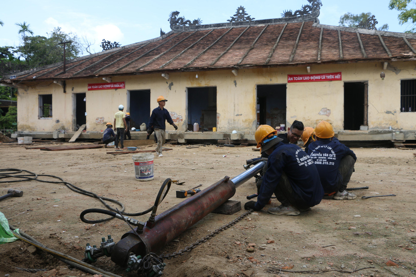 Sau quá trình đổ đà bên dưới móng, các công nhân cho hệ thống máy móc nâng lên rồi đưa hệ thống ván gỗ và con lăn vào trước khi dùng ben chịu lực để kéo.