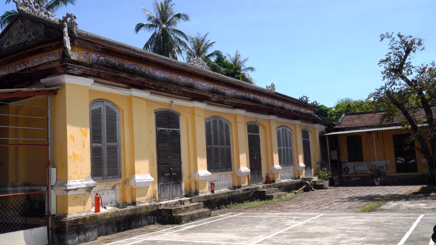 So với kiến trúc cũ, Quốc Tử giám bên trong Kinh thành Huế được xây dựng mới thêm nhiều công trình phụ; trong đó, kiến trúc cũ của Di Luân đường (xây dựng năm 1821, thời vua Minh Mạng) được giữ nguyên. Hai bên là hai dãy phòng học vẫn như cũ và cư xá sinh viên; phía sau trường, ở giữa là tòa Tân Thơ viện, hai bên là nhà ở của quan Tế tửu, Tư nghiệp (hiệu trưởng, hiệu phó) và các viên chức khác của trường.