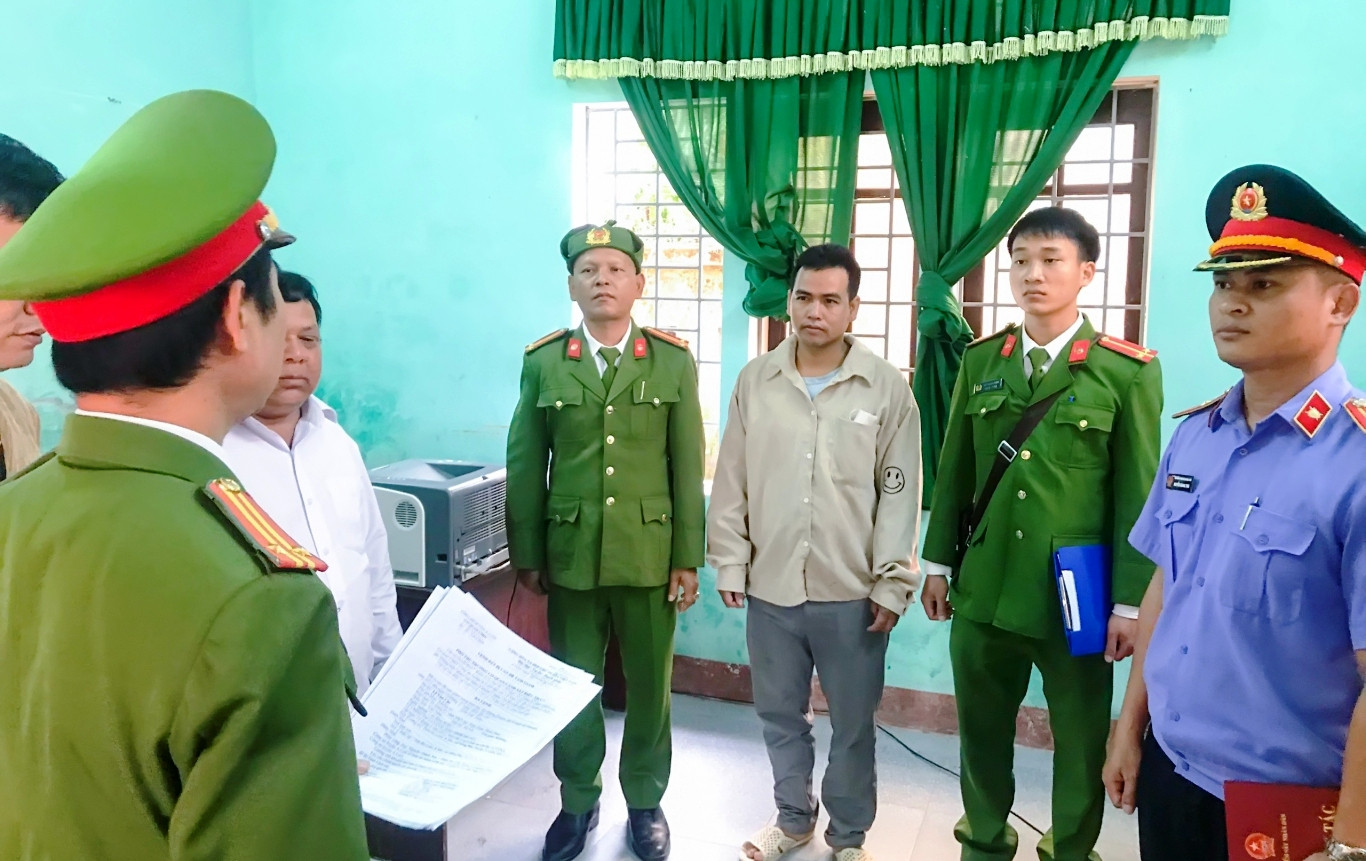 Đọc lệnh khởi tố, bắt tạm giam đối với Lê Văn Chí (thứ 3 từ phải sang). Ảnh: VKSAL