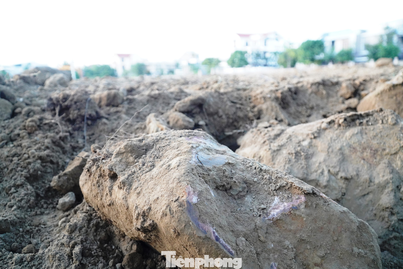 Tuy nhiên, trong những khối vật chất đất, cát hỗn hợp này lại lẫn rất nhiều đá tảng.