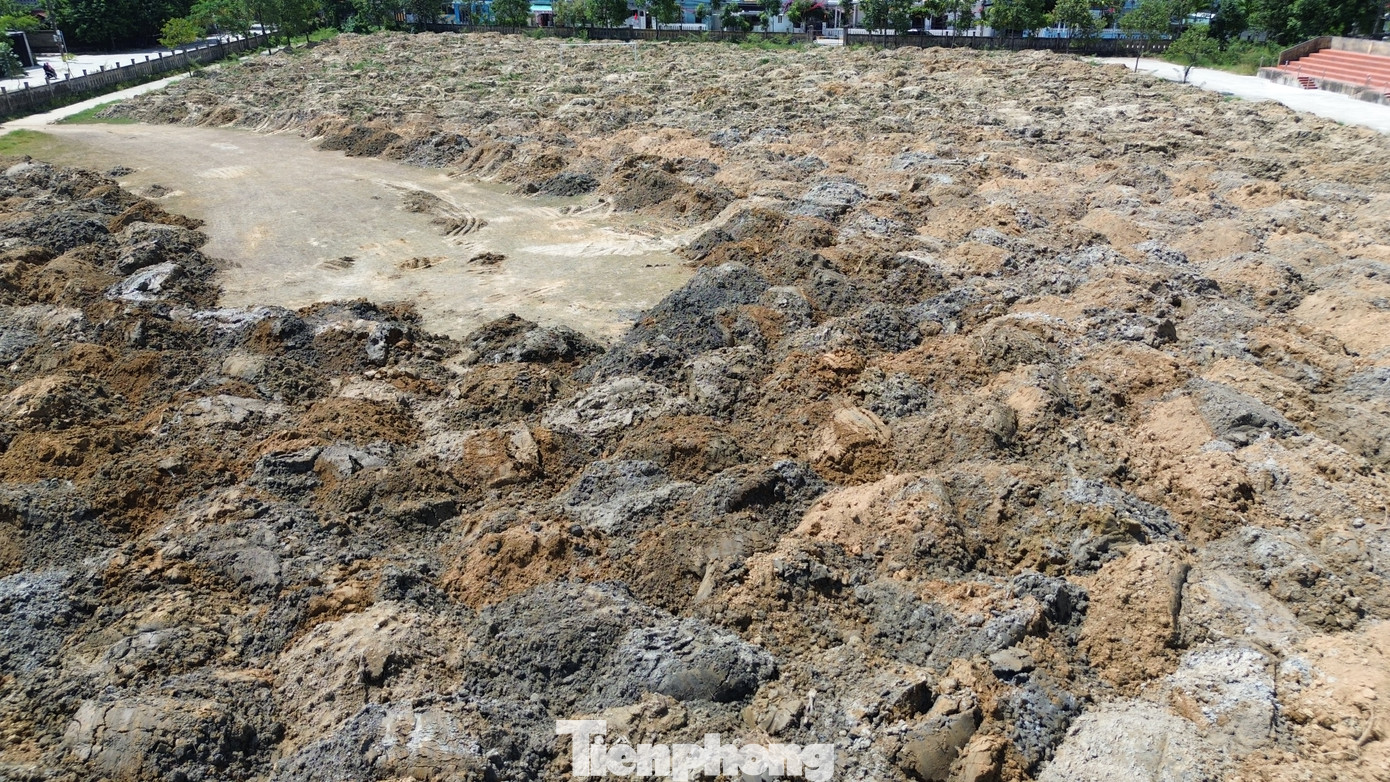 Sân bóng phường Phú Thượng thành nơi tập kết vật chất nạo vét từ đập La Ỷ, sau đó được san gạt để nâng nền.