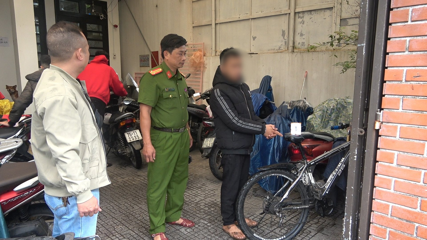 Dựng hiện trường vụ trộm cắp tài sản do Vân gây ra. Ảnh: CACC.