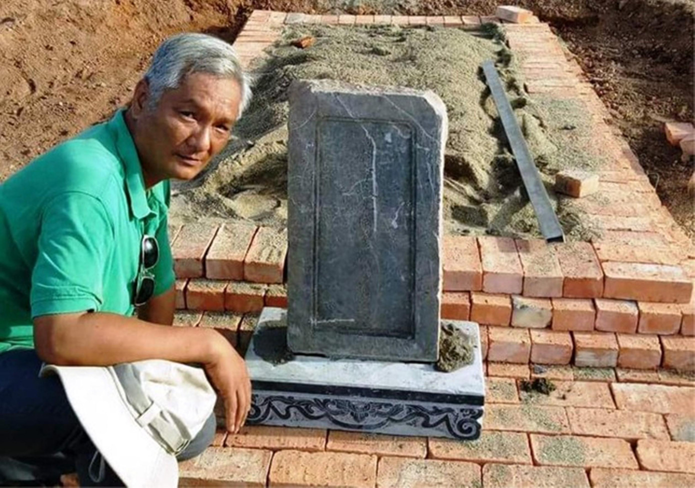 Ngôi mộ bà Tài nhân họ Lê được khôi phục tạm, tấm bia cổ được dựng lại sau khi bị san ủi bởi đơn vị thi công dự án bãi đỗ xe. Ảnh: CTV Ngôi mộ bà Tài nhân họ Lê được khôi phục tạm, tấm bia cổ được dựng lại sau khi bị san ủi bởi đơn vị thi công dự án bãi đỗ xe. Ảnh: CTV