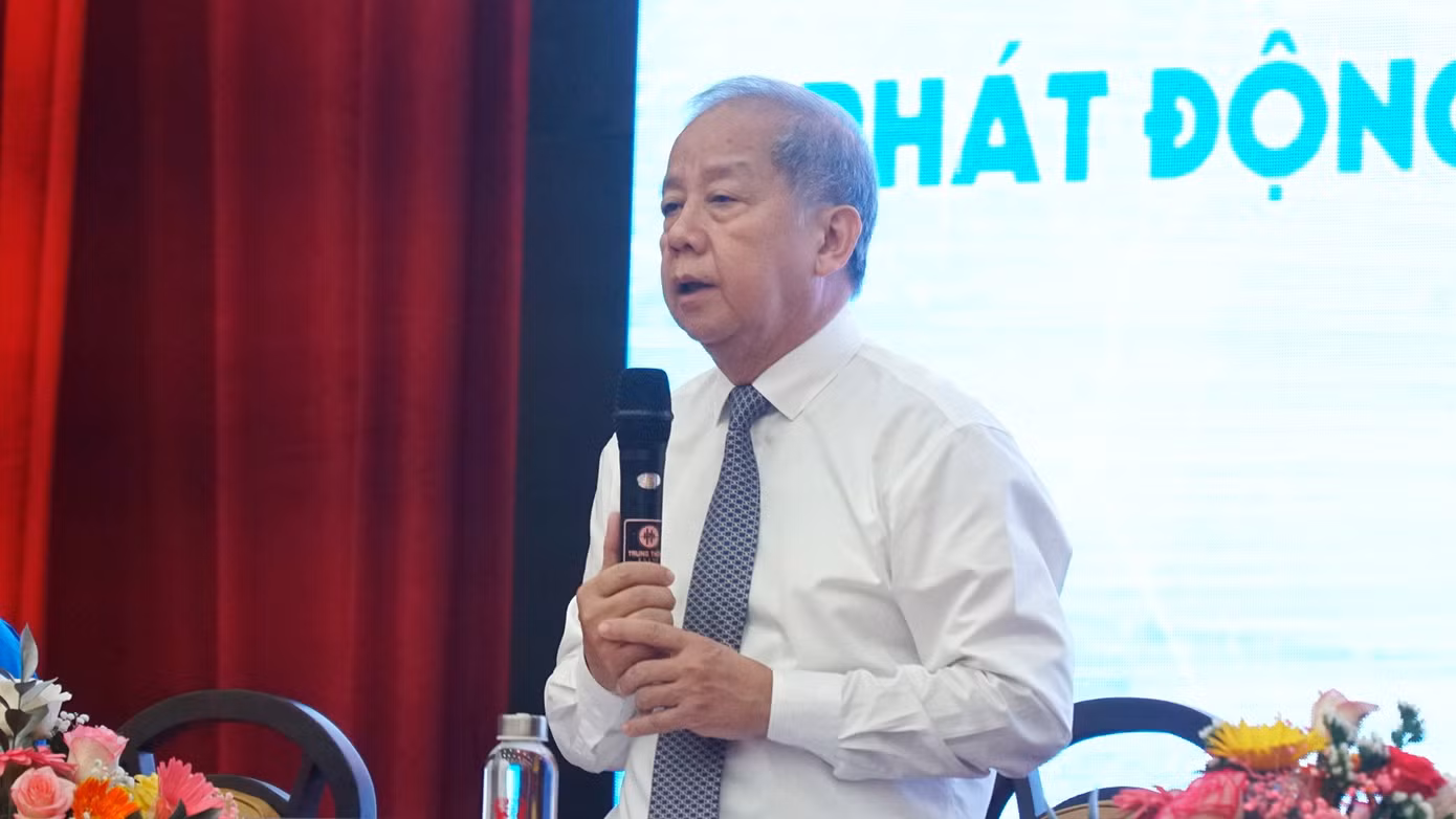 Ông Phan Ngọc Thọ đề nghị ngành giáo dục và đào tạo tỉnh quan tâm, lưu ý về những khó khăn, vướng mắc mà các thầy cô giáo đã bày tỏ, chia sẻ tại buổi gặp mặt.