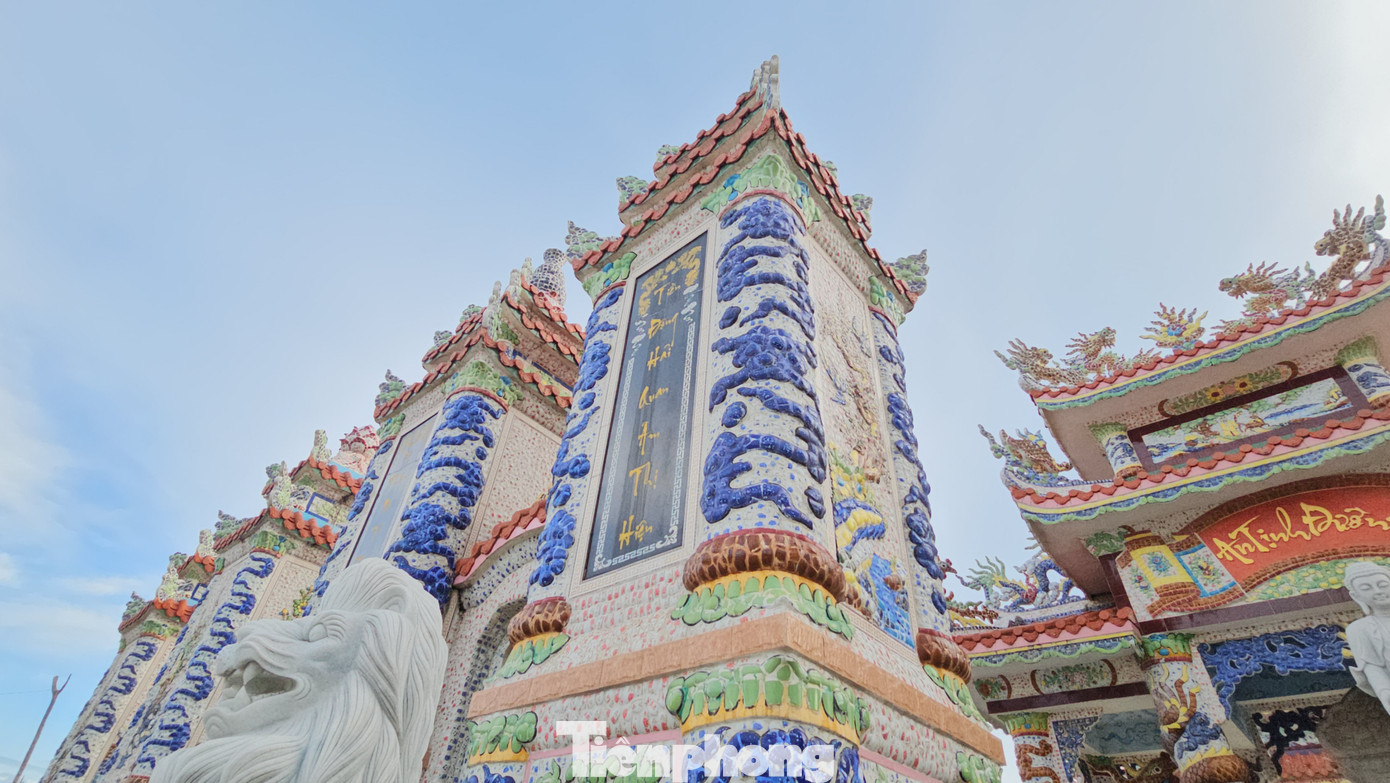 Phần lăng của ông Thiết và bà Thuận có kiến trúc khá đặc biệt, gồm hệ thống bậc cấp lát đá dẫn vào bên trong. Phía trước lăng là 4 cặp trụ biểu rất lớn, cùng với đó là cặp sư tử đá ngồi chầu trên lối vào. Bên trong xây dựng thêm nhà bia có tên An Tịnh Đường, thiết đặt tượng Phật, sau cùng là bức bình phong trang trí các linh vật.