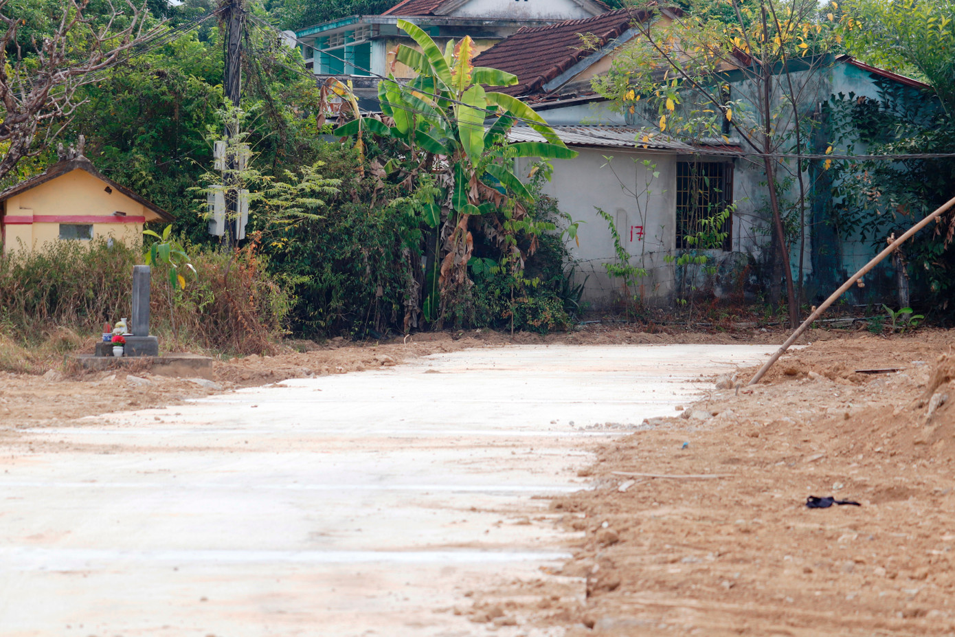 Nơi đây vẫn còn một số nhà dân chuẩn bị di dời. Nơi đây vẫn còn một số nhà dân chuẩn bị di dời.
