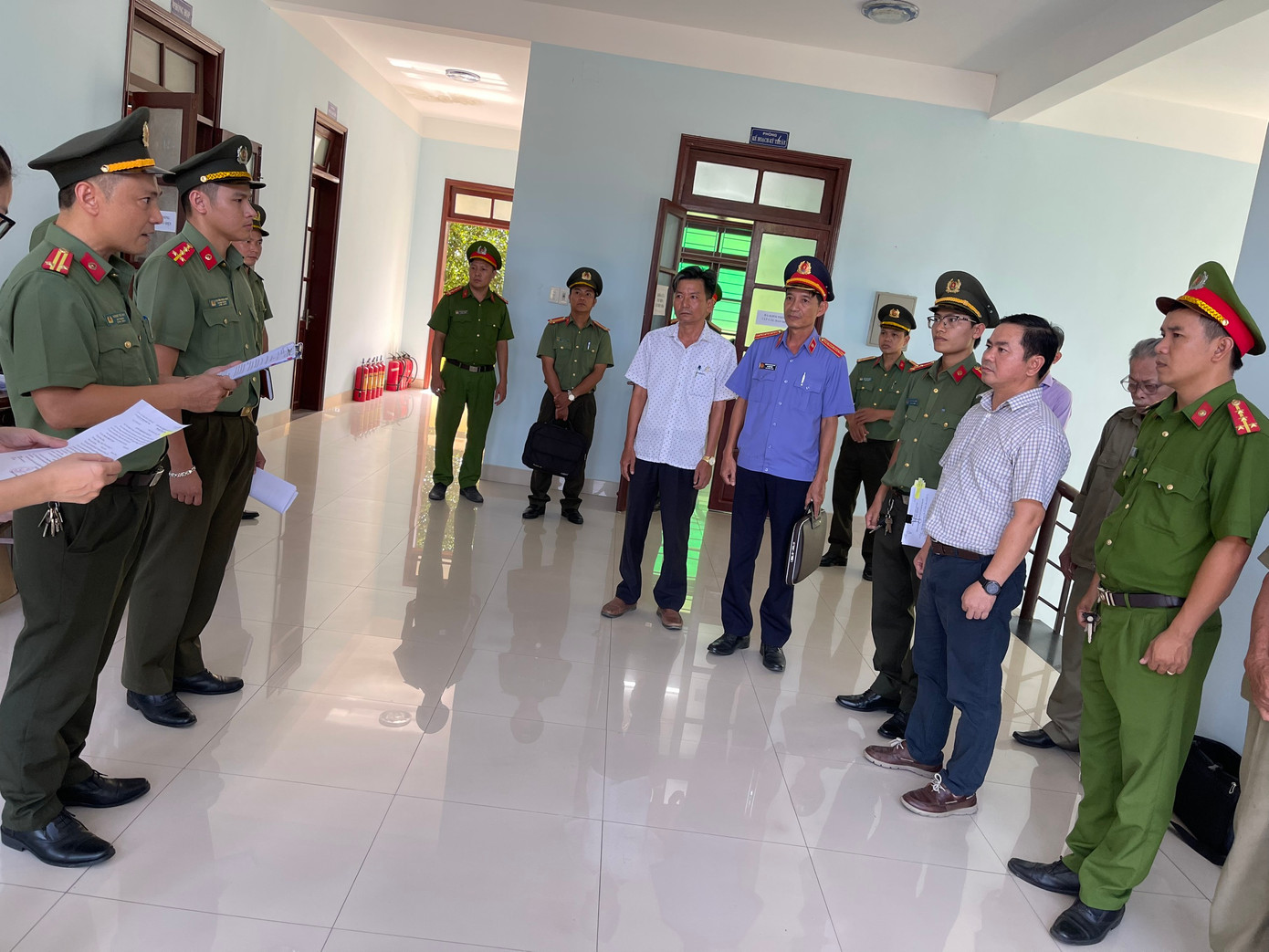 Công an đọc lệnh khởi tố, bắt tạm giam đối với Hoàng Phước Toàn (thứ hai từ phải sang).