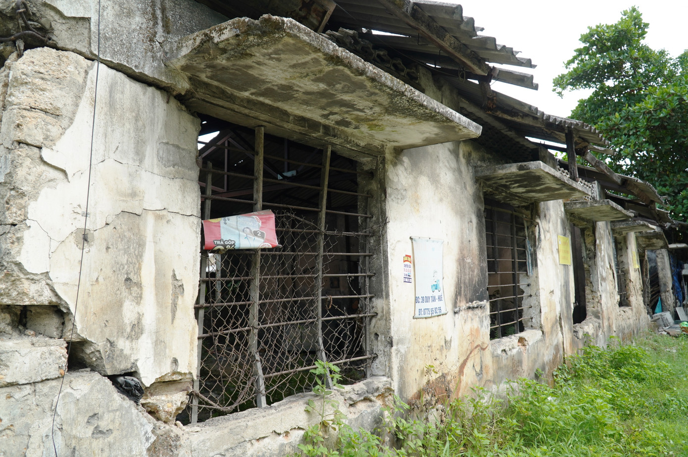 Dãy công trình nhà xưởng một thời của Ty Công nghiệp tỉnh Bình Trị Thiên (cũ) nằm trong khuôn viên An Lăng hiện bỏ hoang và có nguy cơ đổ sập bất cứ lúc nào. Nơi đây được dán biển cảnh báo "khu vực nguy hiểm". Dãy công trình nhà xưởng một thời của Ty Công nghiệp tỉnh Bình Trị Thiên (cũ) nằm trong khuôn viên An Lăng hiện bỏ hoang và có nguy cơ đổ sập bất cứ lúc nào. Nơi đây được dán biển cảnh báo "khu vực nguy hiểm".