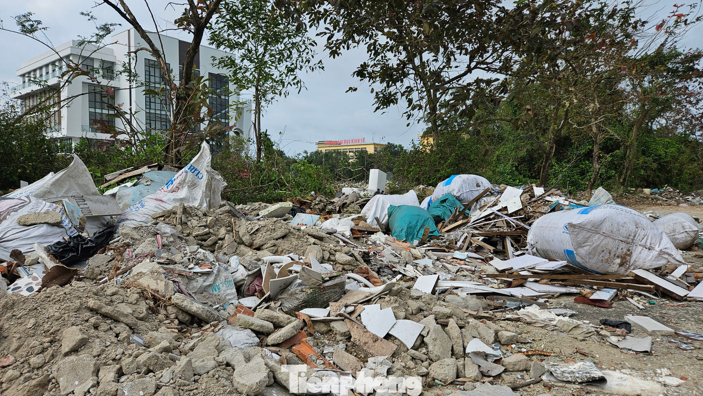 Trao đổi với PV, đại diện UBND quận Thuận Hóa cho biết, sắp tới, lãnh đạo chính quyền quận sẽ làm việc với ĐH Huế nhằm xác định rõ trách nhiệm của các bên và sẽ bàn phương án xử lý triệt để vấn nạn môi trường này. “Ngoài ngăn chặn tình trạng mang rác thải từ nơi khác đến đổ gây ô nhiễm môi trường, khu vực này cũng cần có hợp đồng với đơn vị công ích về xử lý môi trường để thu gom rác tại chỗ của dân cư lân cận”, vị này cho biết thêm. Trao đổi với PV, đại diện UBND quận Thuận Hóa cho biết, sắp tới, lãnh đạo chính quyền quận sẽ làm việc với ĐH Huế nhằm xác định rõ trách nhiệm của các bên và sẽ bàn phương án xử lý triệt để vấn nạn môi trường này. “Ngoài ngăn chặn tình trạng mang rác thải từ nơi khác đến đổ gây ô nhiễm môi trường, khu vực này cũng cần có hợp đồng với đơn vị công ích về xử lý môi trường để thu gom rác tại chỗ của dân cư lân cận”, vị này cho biết thêm.