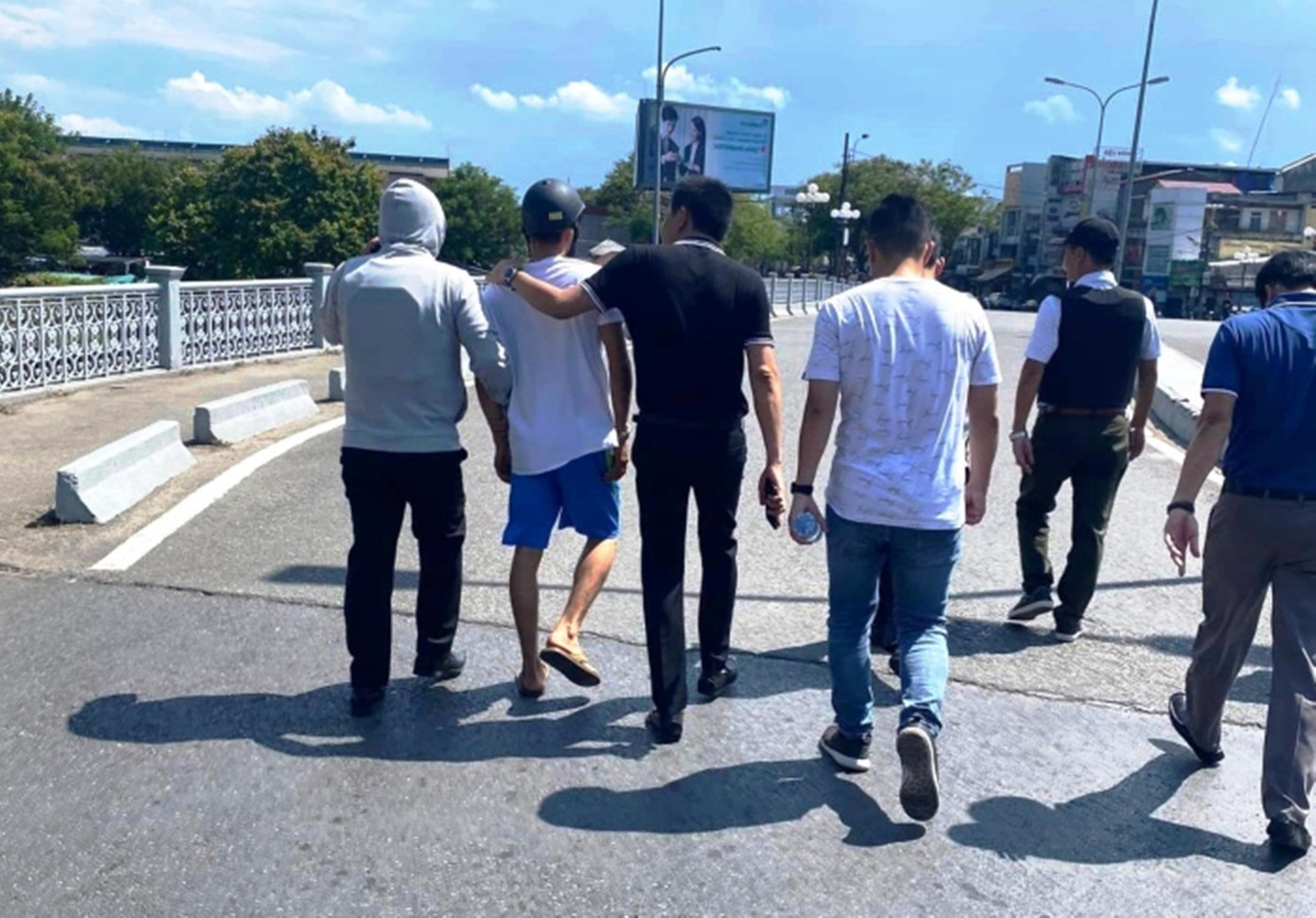 Dẫn giải nghi phạm cướp tiệm vàng (áo trắng, quần cộc màu xanh) về trụ sở công an Dẫn giải nghi phạm cướp tiệm vàng (áo trắng, quần cộc màu xanh) về trụ sở công an