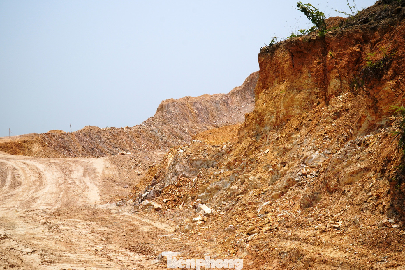 Đến nay, hàng nghìn m3 đất đồi đã bị đào ủi, dịch chuyển trái phép. Hiện trạng rừng núi nơi đây bị phá vỡ và có nguy cơ thất thoát tài nguyên, ảnh hưởng môi trường tự nhiên, tiềm ẩn nạn xói lở, xâm thực đất đá sang khu vực khác cũng như vùng hạ du khi có mưa lũ.