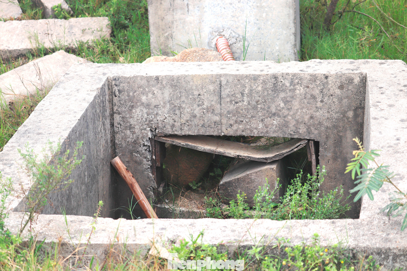 Liên quan công trường “đóng băng”, ông Hà Xuân Hậu - Giám đốc Ban Quản lý dự án đầu tư xây dựng và phát triển đô thị TP Huế - cho biết, hiện một nhánh tuyến đã hoàn thành thi công lớp cấp phối đá dăm thứ 3 và đang chờ kết quả quan trắc độ lún để đảm bảo yêu cầu kỹ thuật trước khi tiến hành rải thảm nhựa. Nhánh còn lại sẽ tiếp tục đắp lớp cấp phối, sau khi nhánh thứ nhất hoàn thành rải thảm, nhằm tránh làm hỏng lớp đắp cuối cùng do phương tiện di chuyển qua lại. Dự kiến, kết quả đánh giá độ lún sẽ có vào đầu tuần tới.