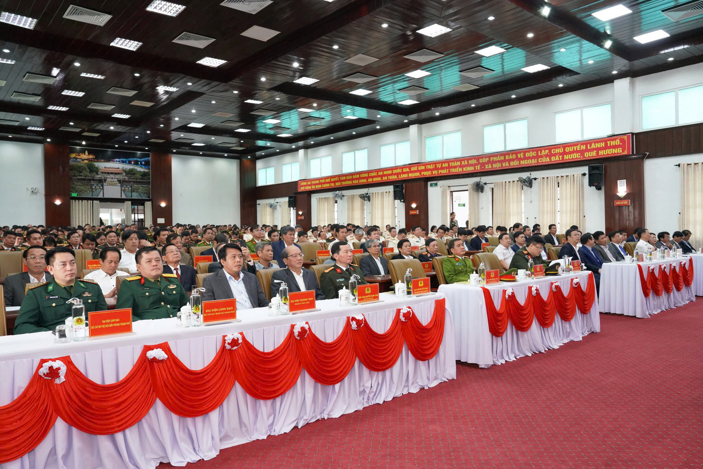 Công bố các quyết định của Bộ trưởng Bộ Công an và Giám đốc Công an TP Huế về tổ chức bộ máy.