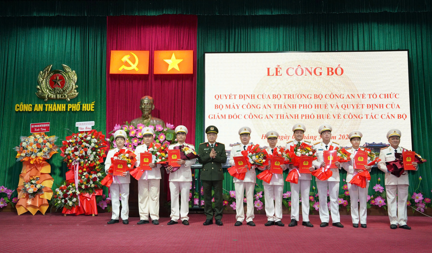 Công bố các quyết định của Bộ trưởng Bộ Công an và Giám đốc Công an TP Huế về tổ chức bộ máy.