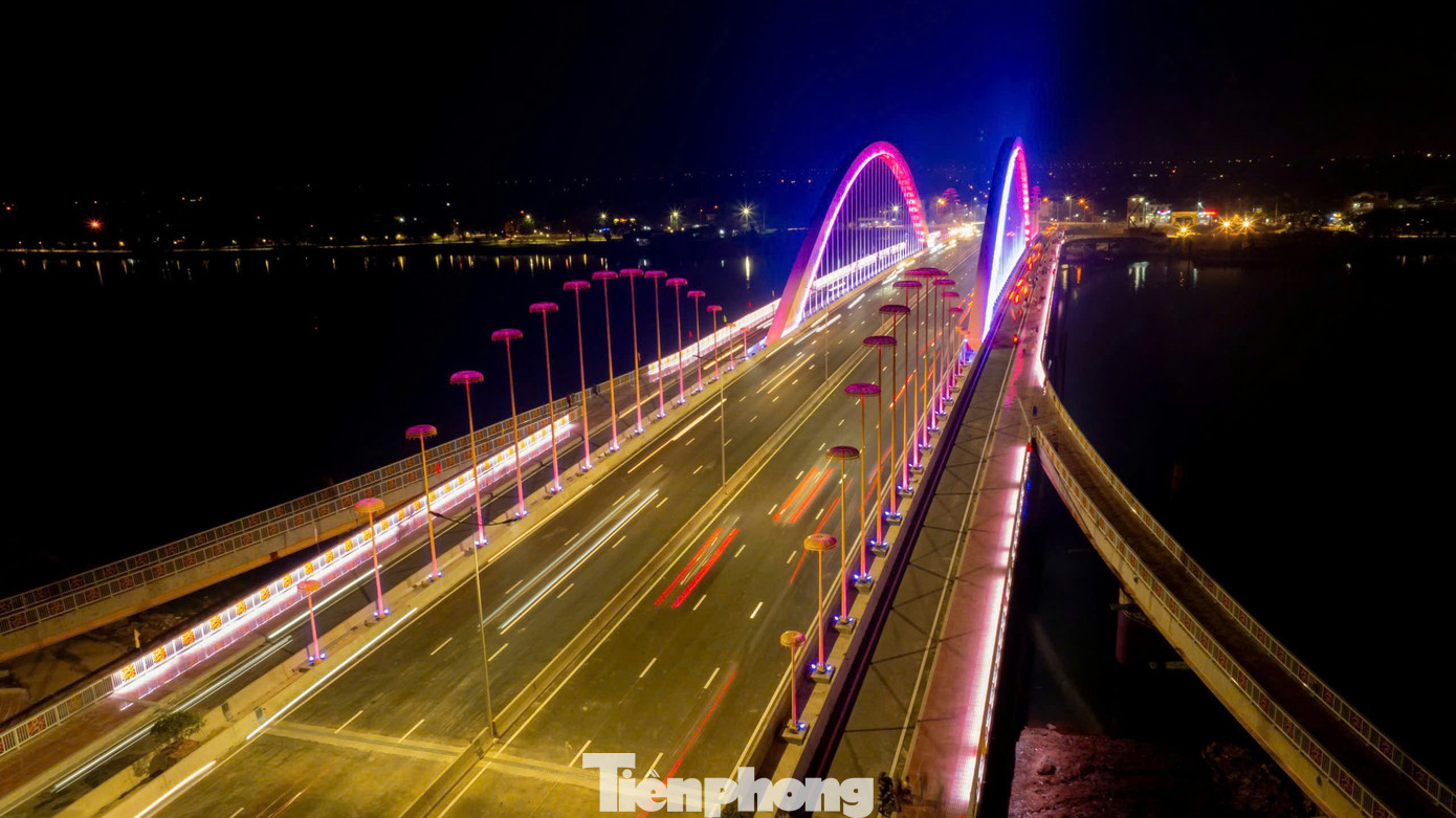 Cầu Nguyễn Hoàng có tổng chiều dài 643m, trong đó phần cầu chính dài 350m với nhịp vòm thép dài 180m. Đây là cây cầu có một trong những nhịp vòm lớn nhất Việt Nam hiện nay. Mặt cầu rộng 43m, bố trí 6 làn xe cơ giới cùng hai lề dành cho người đi bộ rộng 3m mỗi bên.