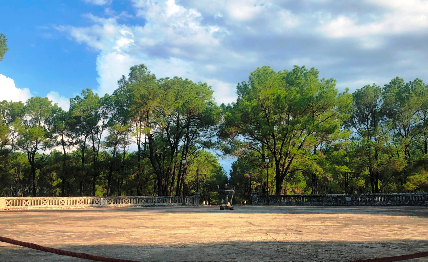 Đàn gồm 3 tầng, xây chồng lên nhau, tượng trung cho “tam tài”: thiên, địa, nhân. Tầng trên cùng hình tròn - Viên đàn - tượng trưng cho trời, xung quanh có lan can quét vôi màu xanh. Trên nền Viên đàn có lát những phiến đá Thanh được khoét lỗ tròn. Đến kỳ tế lễ, những lỗ này được dùng để cắm cột dựng lều vải màu xanh hình nón, gọi là Thanh ốc. Trong ảnh: Xung quanh đàn Nam Giao được bao bọc bởi rừng thông xanh