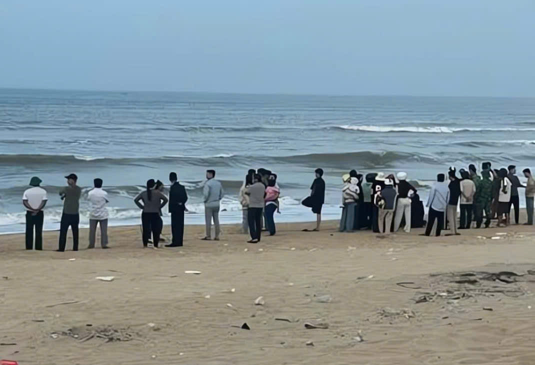 Nhiều người đổ ra bờ biển Vinh Thanh ngóng tìm nam sinh lớp 7 mất tích do sóng cuốn. Ảnh: CTV