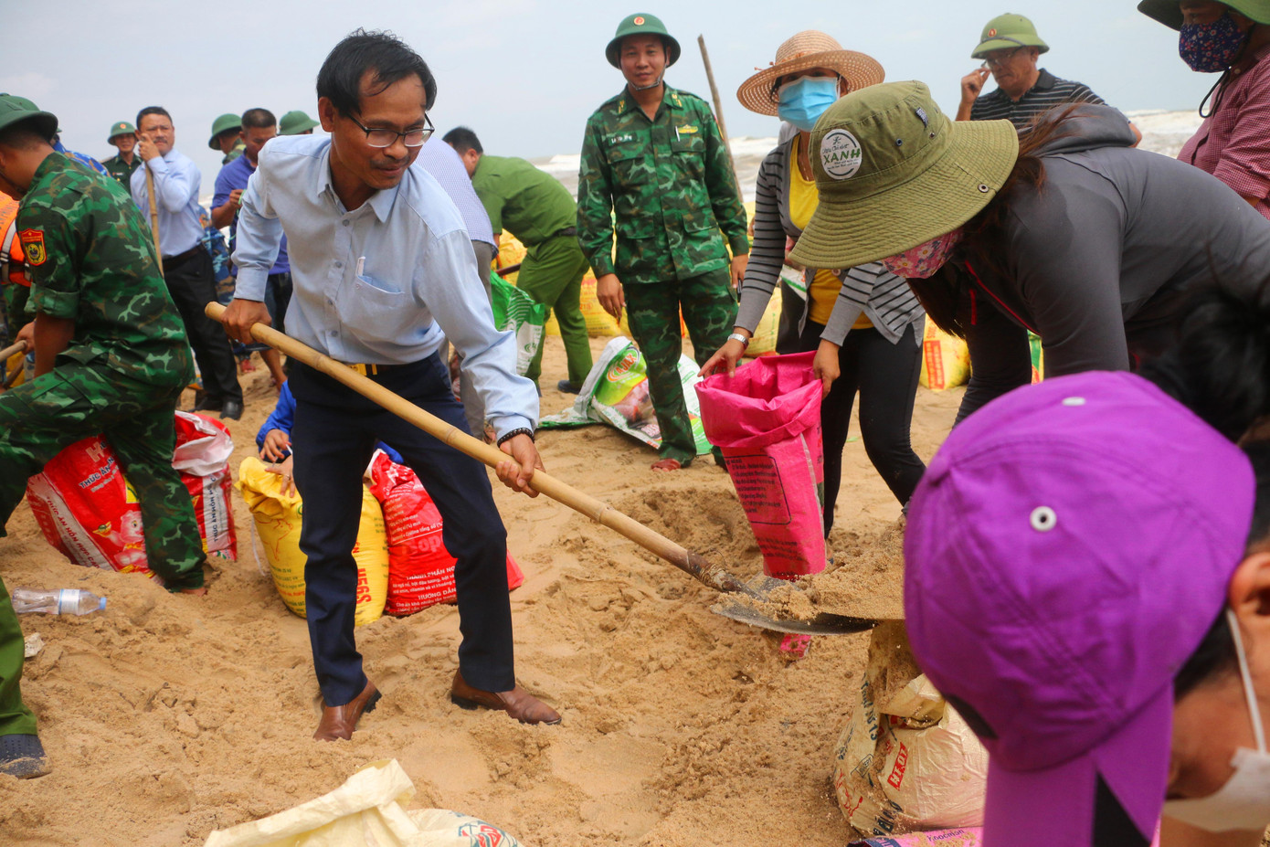 Cán bộ địa phương cùng người dân tham gia ứng cứu bờ biển bị sạt lở nghiêm trọng. Cán bộ địa phương cùng người dân tham gia ứng cứu bờ biển bị sạt lở nghiêm trọng.