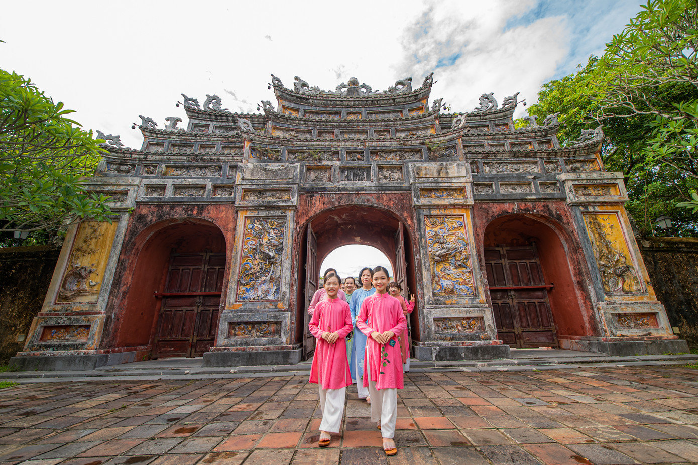 Đây cũng là lý do Huế đầu tư nghiên cứu để khôi phục lại vị thế và thương hiệu “Kinh đô áo dài” của Việt Nam, nhất là trong bối cảnh tỉnh nỗ lực triển khai thực hiện Nghị quyết 54-NQ/TW của Bộ Chính trị để xây dựng và phát triển Thừa Thiên-Huế trở thành một đô thị di sản đặc thù - thành phố trực thuộc Trung ương trên nền tảng bảo tồn và phát huy các giá trị di sản, văn hóa truyền thống. Ảnh: B.Minh.