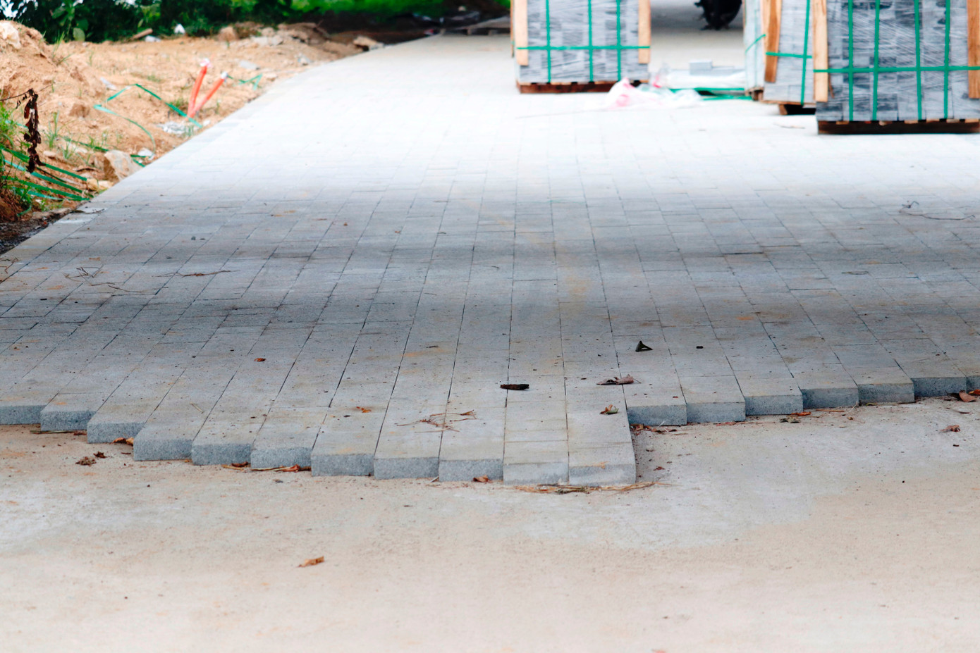 Tuyến đường dạo đang được lát đá phía trên nền bê tông kiên cố. Tuyến đường dạo đang được lát đá phía trên nền bê tông kiên cố.