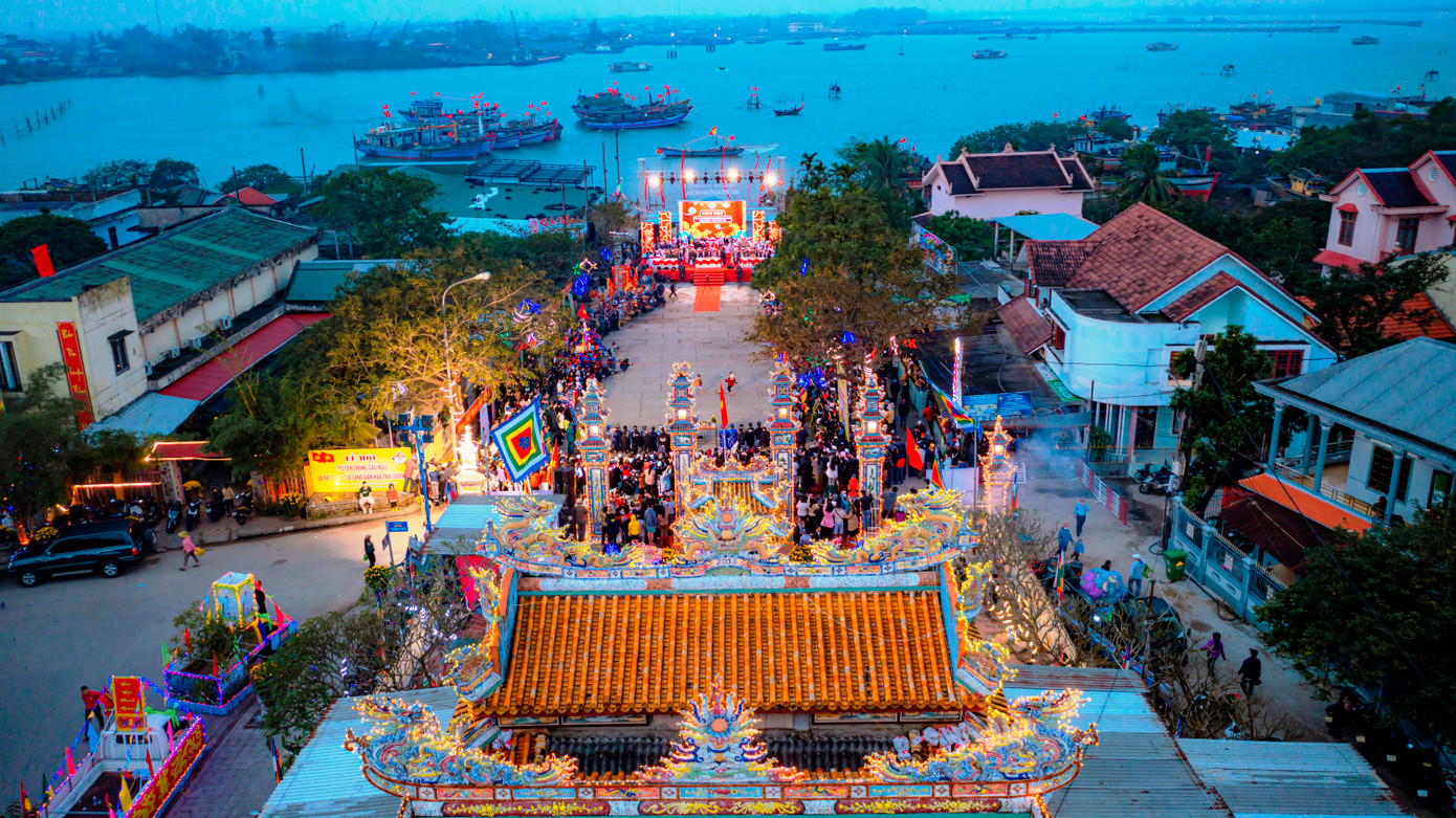 Lễ hội cầu ngư làng văn hóa Thai Dương bắt đầu bằng lễ cung nghinh và tiếp tục với các lễ cầu an, chánh tế và lễ tưởng niệm, được tổ chức thành kính, trang nghiêm. Ảnh: Đình Hoàng