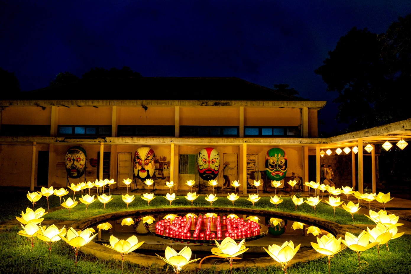 Đèn trang trí Trung thu bên những chiếc mặt nạ tuồng Huế. (Ảnh: Đình Hoàng)