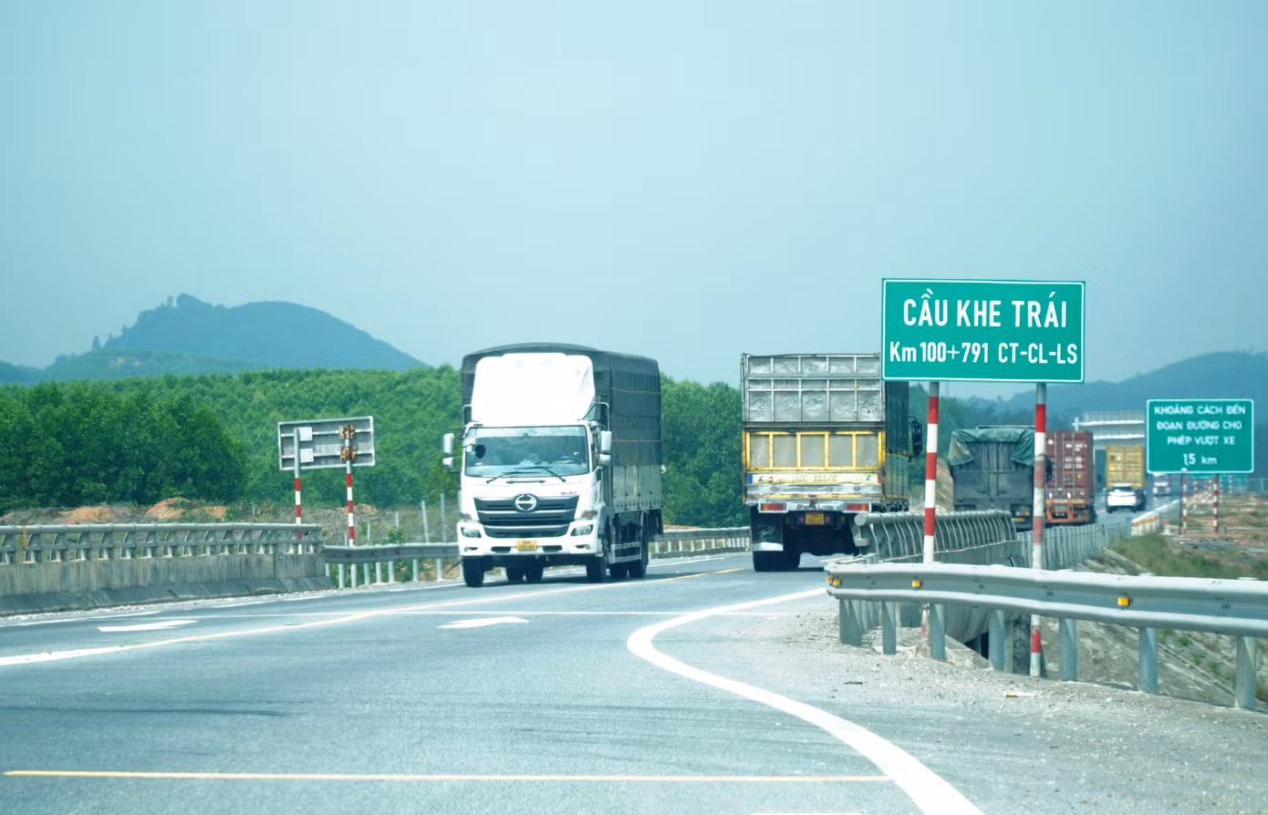 Theo phản ánh của nhiều lái xe lưu thông trên cao tốc Cam Lộ - La Sơn, dù trên tuyến có bố trí nhiều biển cảnh báo từ xa, đặc biệt là cảnh báo những vị trí sắp được vượt xe, nhưng với tình trạng thiếu đồng bộ về kết cấu khẩu độ đường, xe di chuyển ở đoạn 4 làn rồi vào đoạn “thắt nút cổ chai” 2 làn, nếu tài xế không quen đường, chủ quan, không chú ý quan sát, cố tình chạy nhanh, vượt ẩu thì rất dễ dẫn đến tai nạn.
