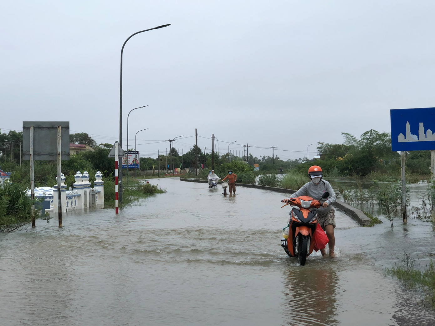 Nhưng nhiều đoạn đường tại xã Quảng An vẫn trong tình trạng ngập lụt, các phương tiện xe máy bị hư hỏng