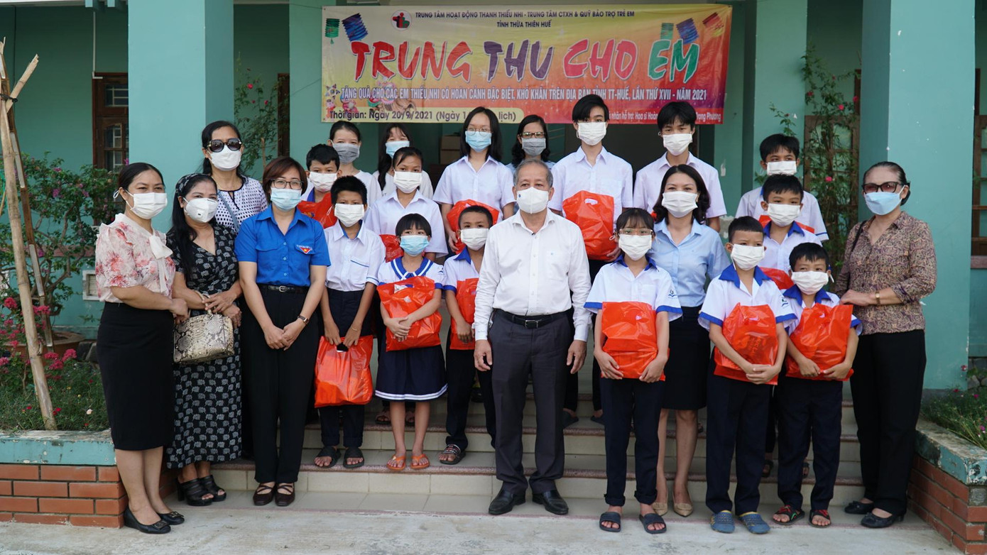 Tặng quà cho trẻ em có hoàn cảnh đặc biệt tại TT-Huế. Tặng quà cho trẻ em có hoàn cảnh đặc biệt tại TT-Huế.