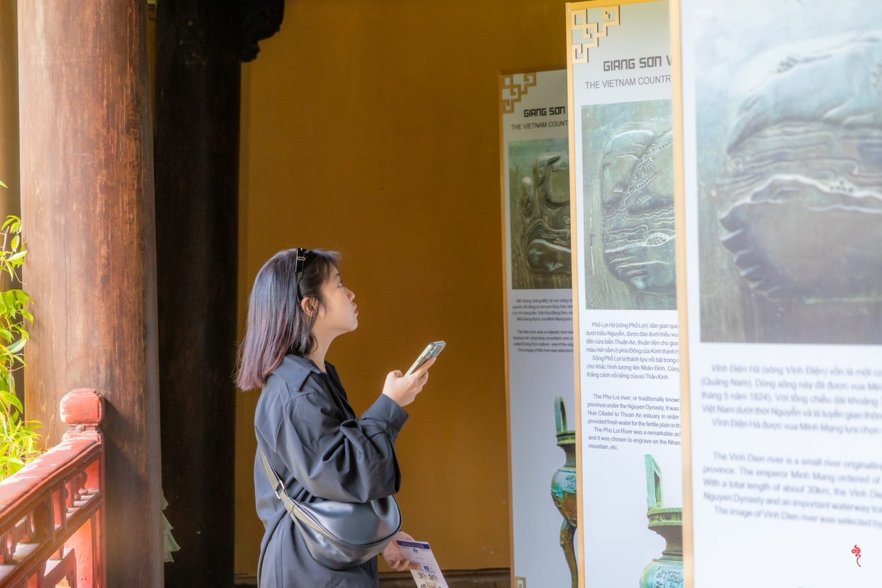 Khách tham quan triển lãm. Khách tham quan triển lãm.