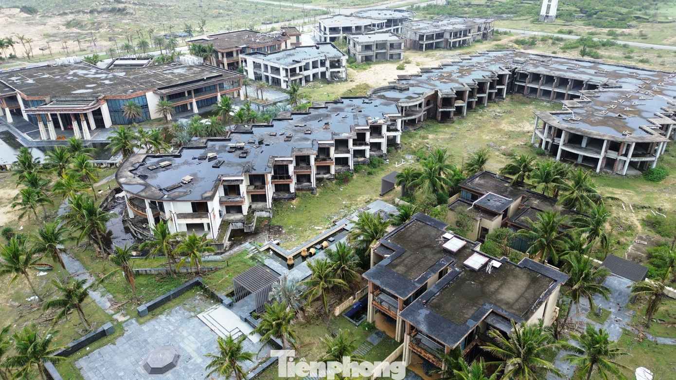 Trong đó, dự án giai đoạn 1 đã được thành phố Huế cấp chứng nhận ký đầu tư lần đầu năm 2015, điều chỉnh lần 2 năm 2018, gồm 242 biệt thự nghỉ dưỡng ven biển, trên diện tích khoảng 19ha, với vốn đầu tư lên đến 368 triệu USD.