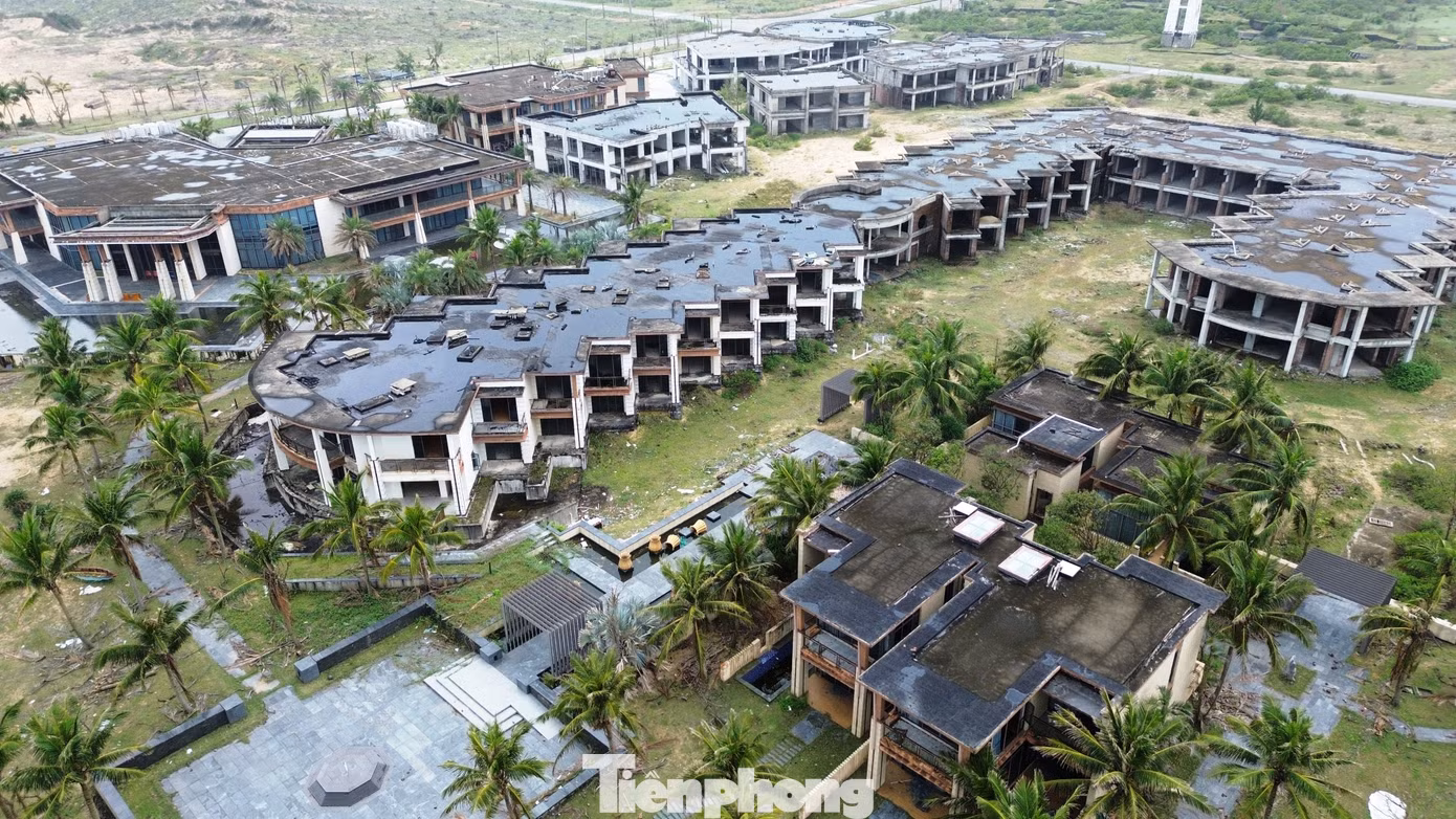 Trong đó, dự án giai đoạn 1 đã được thành phố Huế cấp chứng nhận ký đầu tư lần đầu năm 2015, điều chỉnh lần 2 năm 2018, gồm 242 biệt thự nghỉ dưỡng ven biển, trên diện tích khoảng 19ha, với vốn đầu tư lên đến 368 triệu USD.