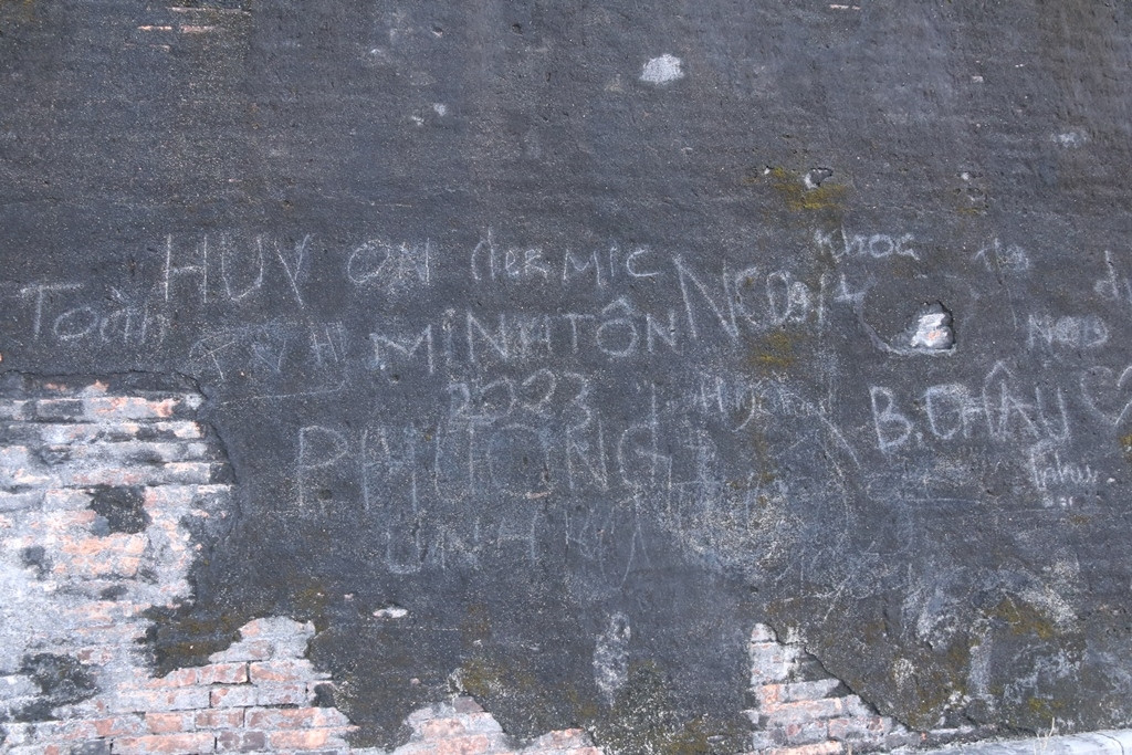Vấn nạn viết, vẽ bậy lên bờ thành chủ yếu xảy ra vào ban đêm. Ảnh: TTBTDTCĐ Huế
