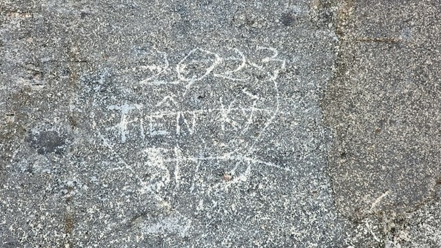 Hành vi xâm hại di tích xuất hiện tại khu vực Thượng thành Huế kể từ khi tuyến đường đi bộ được mở để phục vụ người dân, du khách. Ảnh: Chung Lê