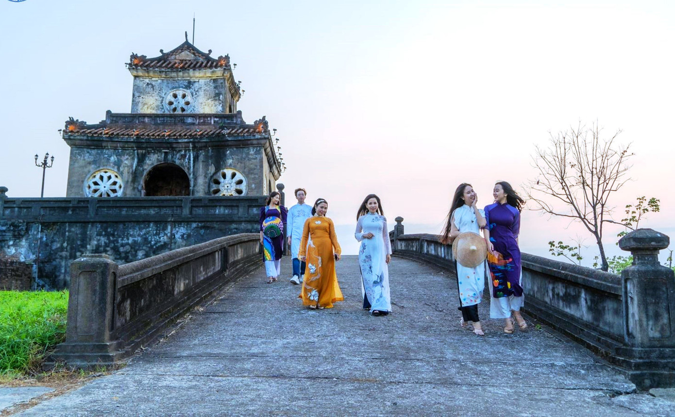 Khách tham quan trên tuyến Thượng thành Huế. Ảnh: TTBTDTCĐ Huế