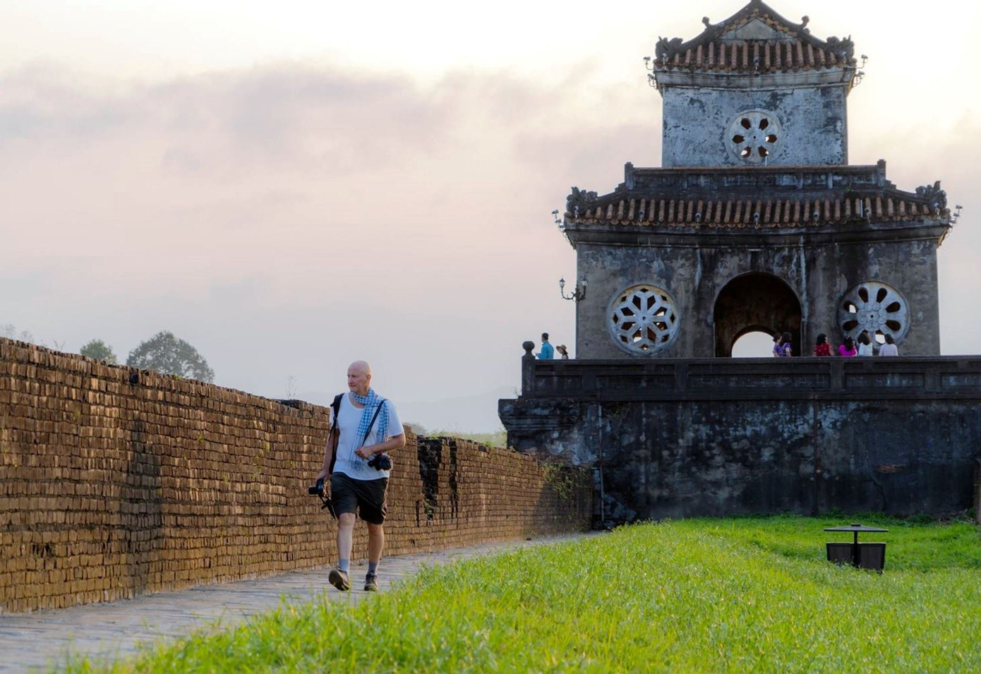 Từ khi mở cửa, tuyến đi bộ trên mạng Thượng thành Huế luôn thu hút du khách trong nước và quốc tế. Ảnh: TTBTDTCĐ Huế