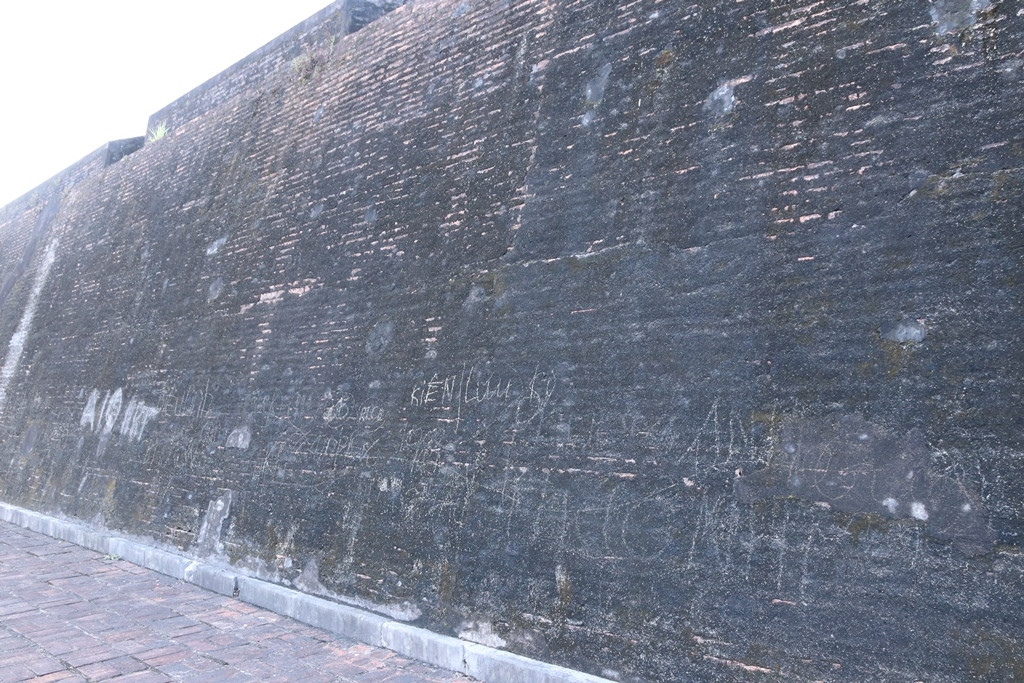 Nhiều ý kiến cho rằng, cần có chế tài xử phạt nghiêm đối với hành vi xâm hại di tích như thế này. Ảnh: TTBTDTCĐ Huế