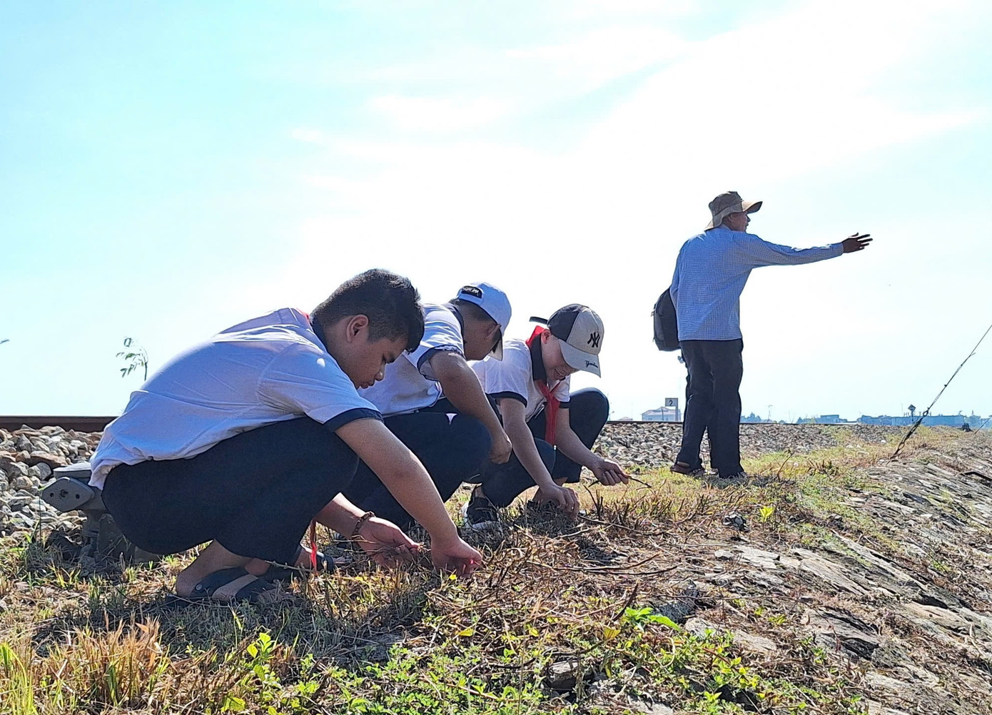 Dọn vệ sinh ven đường sắt. Dọn vệ sinh ven đường sắt.