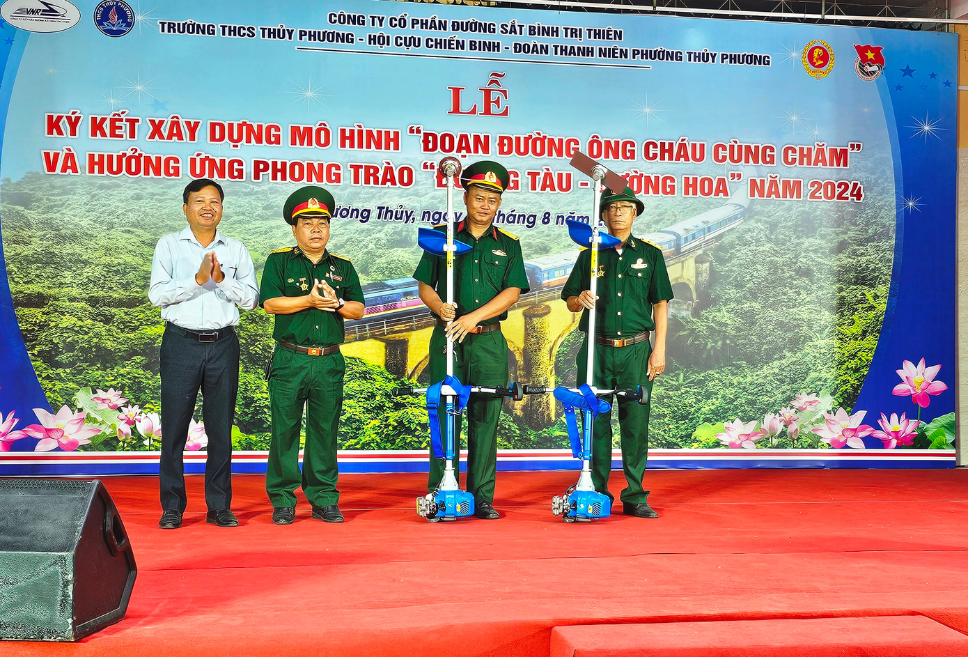 Tặng máy cắt cỏ cho Hội Cựu chiến binh phường Thủy Phương. Tặng máy cắt cỏ cho Hội Cựu chiến binh phường Thủy Phương.