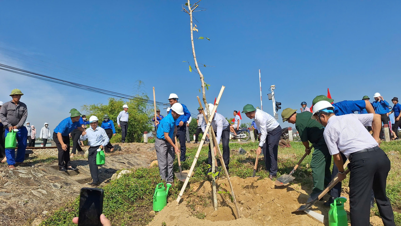 Chương trình thu hút nhiều lực lượng tham gia bảo vệ, tôn tạo cảnh quan ven đường sắt qua địa bàn thị xã Hương Thủy. Chương trình thu hút nhiều lực lượng tham gia bảo vệ, tôn tạo cảnh quan ven đường sắt qua địa bàn thị xã Hương Thủy.