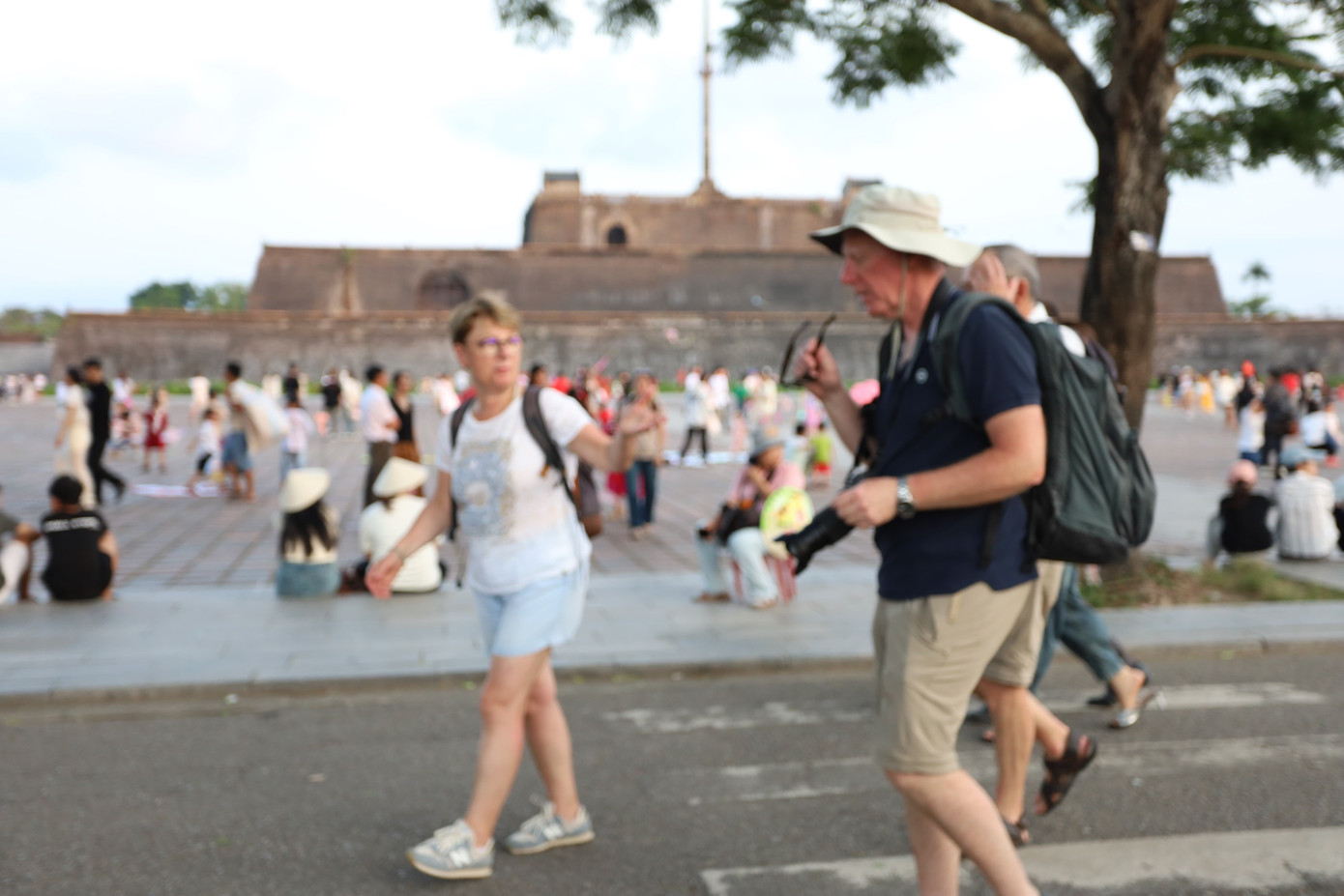 Trước đó, ngành du lịch Huế đã công bố đường dây nóng nhằm kịp thời xử lý các tình huống phát sinh như du khách bị “chặt chém” giá cả, tình trạng chèo kéo, môi trường du lịch không đảm bảo hoặc các vấn đề liên quan đến an toàn, vệ sinh dịch vụ du lịch… Theo Trung tâm Bảo tồn Di tích Cố đô Huế, trong hai ngày 30/4 và 1/5, hệ thống di tích thuộc khu Di sản Huế đã đón gần 48.500 lượt du khách đến tham quan. Trong đó, riêng ngày 1/5 có đến 30.000 lượt du khách, gồm 2.682 lượt khách quốc tế và 27.057 lượt khách nội địa, doanh thu đạt trên 4,1 tỷ đồng. Còn theo Sở Du lịch, dự kiến trong 5 ngày nghỉ lễ, Huế sẽ đón khoảng 150.000 lượt khách, với doanh thu ước tính khoảng 300 tỷ đồng". Trước đó, ngành du lịch Huế đã công bố đường dây nóng nhằm kịp thời xử lý các tình huống phát sinh như du khách bị “chặt chém” giá cả, tình trạng chèo kéo, môi trường du lịch không đảm bảo hoặc các vấn đề liên quan đến an toàn, vệ sinh dịch vụ du lịch… Theo Trung tâm Bảo tồn Di tích Cố đô Huế, trong hai ngày 30/4 và 1/5, hệ thống di tích thuộc khu Di sản Huế đã đón gần 48.500 lượt du khách đến tham quan. Trong đó, riêng ngày 1/5 có đến 30.000 lượt du khách, gồm 2.682 lượt khách quốc tế và 27.057 lượt khách nội địa, doanh thu đạt trên 4,1 tỷ đồng. Còn theo Sở Du lịch, dự kiến trong 5 ngày nghỉ lễ, Huế sẽ đón khoảng 150.000 lượt khách, với doanh thu ước tính khoảng 300 tỷ đồng".