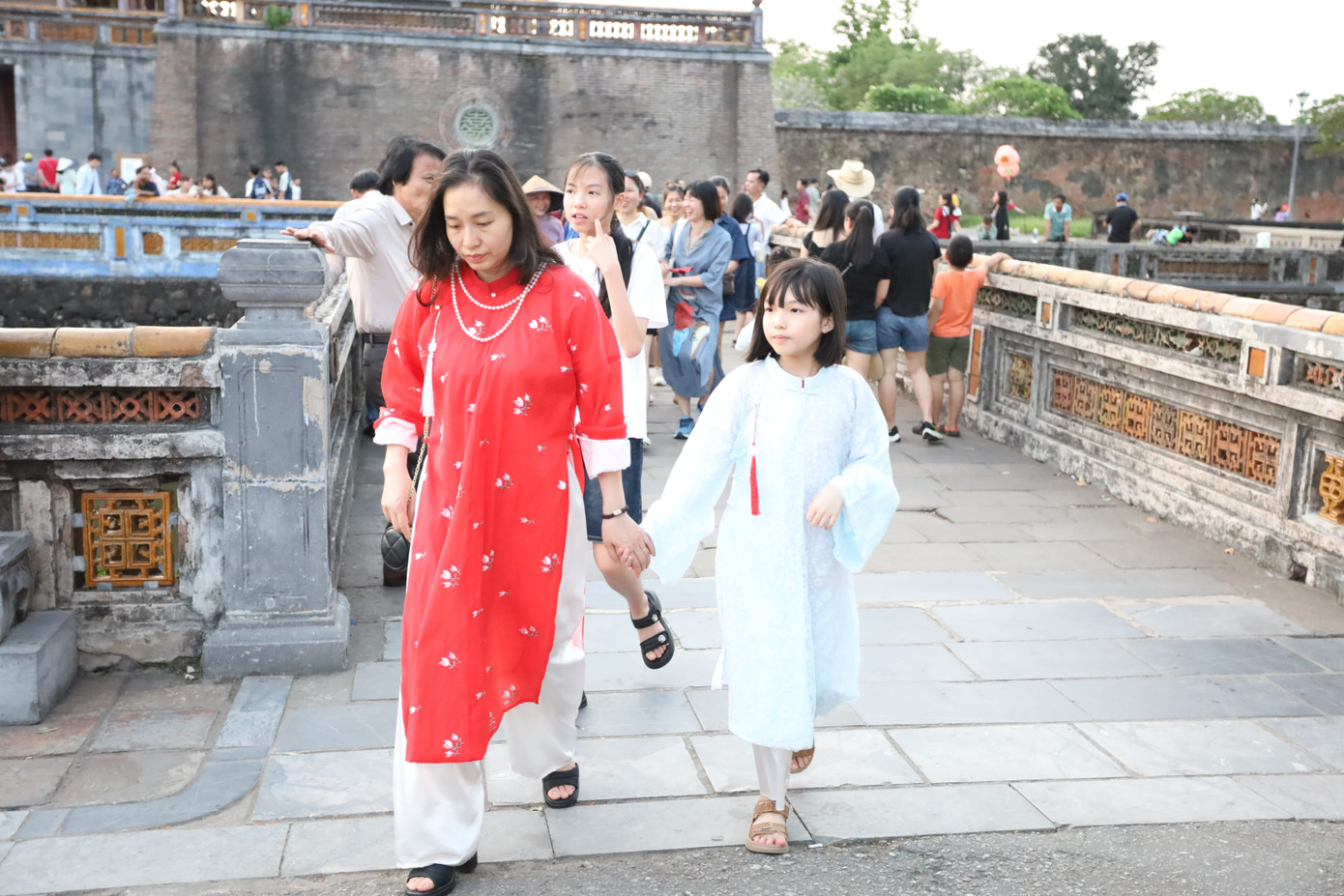 Trước đó, ngành du lịch Huế đã công bố đường dây nóng nhằm kịp thời xử lý các tình huống phát sinh như du khách bị “chặt chém” giá cả, tình trạng chèo kéo, môi trường du lịch không đảm bảo hoặc các vấn đề liên quan đến an toàn, vệ sinh dịch vụ du lịch… Theo Trung tâm Bảo tồn Di tích Cố đô Huế, trong hai ngày 30/4 và 1/5, hệ thống di tích thuộc khu Di sản Huế đã đón gần 48.500 lượt du khách đến tham quan. Trong đó, riêng ngày 1/5 có đến 30.000 lượt du khách, gồm 2.682 lượt khách quốc tế và 27.057 lượt khách nội địa, doanh thu đạt trên 4,1 tỷ đồng. Còn theo Sở Du lịch, dự kiến trong 5 ngày nghỉ lễ, Huế sẽ đón khoảng 150.000 lượt khách, với doanh thu ước tính khoảng 300 tỷ đồng". Trước đó, ngành du lịch Huế đã công bố đường dây nóng nhằm kịp thời xử lý các tình huống phát sinh như du khách bị “chặt chém” giá cả, tình trạng chèo kéo, môi trường du lịch không đảm bảo hoặc các vấn đề liên quan đến an toàn, vệ sinh dịch vụ du lịch… Theo Trung tâm Bảo tồn Di tích Cố đô Huế, trong hai ngày 30/4 và 1/5, hệ thống di tích thuộc khu Di sản Huế đã đón gần 48.500 lượt du khách đến tham quan. Trong đó, riêng ngày 1/5 có đến 30.000 lượt du khách, gồm 2.682 lượt khách quốc tế và 27.057 lượt khách nội địa, doanh thu đạt trên 4,1 tỷ đồng. Còn theo Sở Du lịch, dự kiến trong 5 ngày nghỉ lễ, Huế sẽ đón khoảng 150.000 lượt khách, với doanh thu ước tính khoảng 300 tỷ đồng".