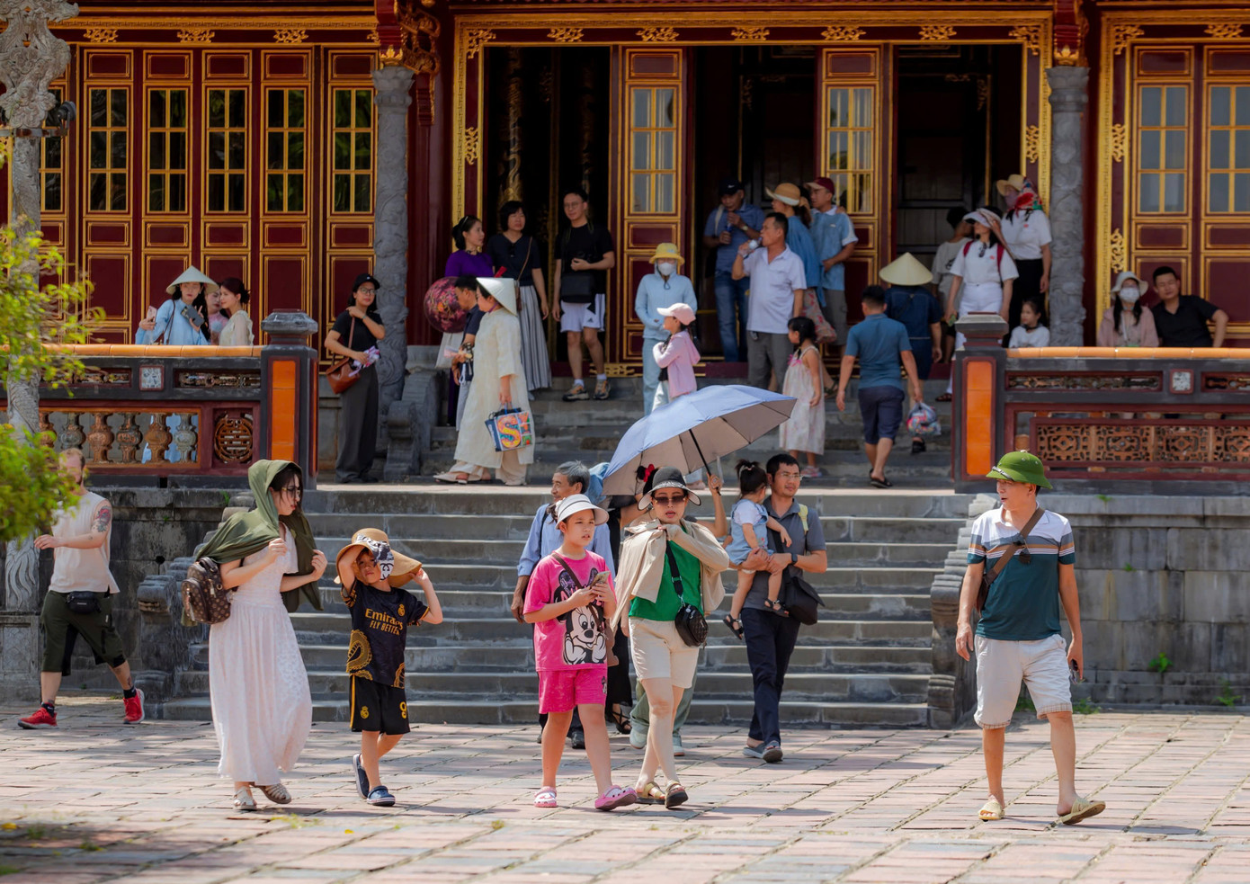 Trước đó, ngành du lịch Huế đã công bố đường dây nóng nhằm kịp thời xử lý các tình huống phát sinh như du khách bị “chặt chém” giá cả, tình trạng chèo kéo, môi trường du lịch không đảm bảo hoặc các vấn đề liên quan đến an toàn, vệ sinh dịch vụ du lịch… Theo Trung tâm Bảo tồn Di tích Cố đô Huế, trong hai ngày 30/4 và 1/5, hệ thống di tích thuộc khu Di sản Huế đã đón gần 48.500 lượt du khách đến tham quan. Trong đó, riêng ngày 1/5 có đến 30.000 lượt du khách, gồm 2.682 lượt khách quốc tế và 27.057 lượt khách nội địa, doanh thu đạt trên 4,1 tỷ đồng. Còn theo Sở Du lịch, dự kiến trong 5 ngày nghỉ lễ, Huế sẽ đón khoảng 150.000 lượt khách, với doanh thu ước tính khoảng 300 tỷ đồng".