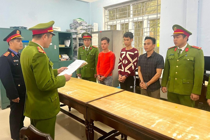 Đọc lệnh khởi tố, bắt tạm giam 3 đối tượng lừa đảo chiếm đoạt 41 tấn thóc của một người dân ở TT-Huế. Ảnh: CACC