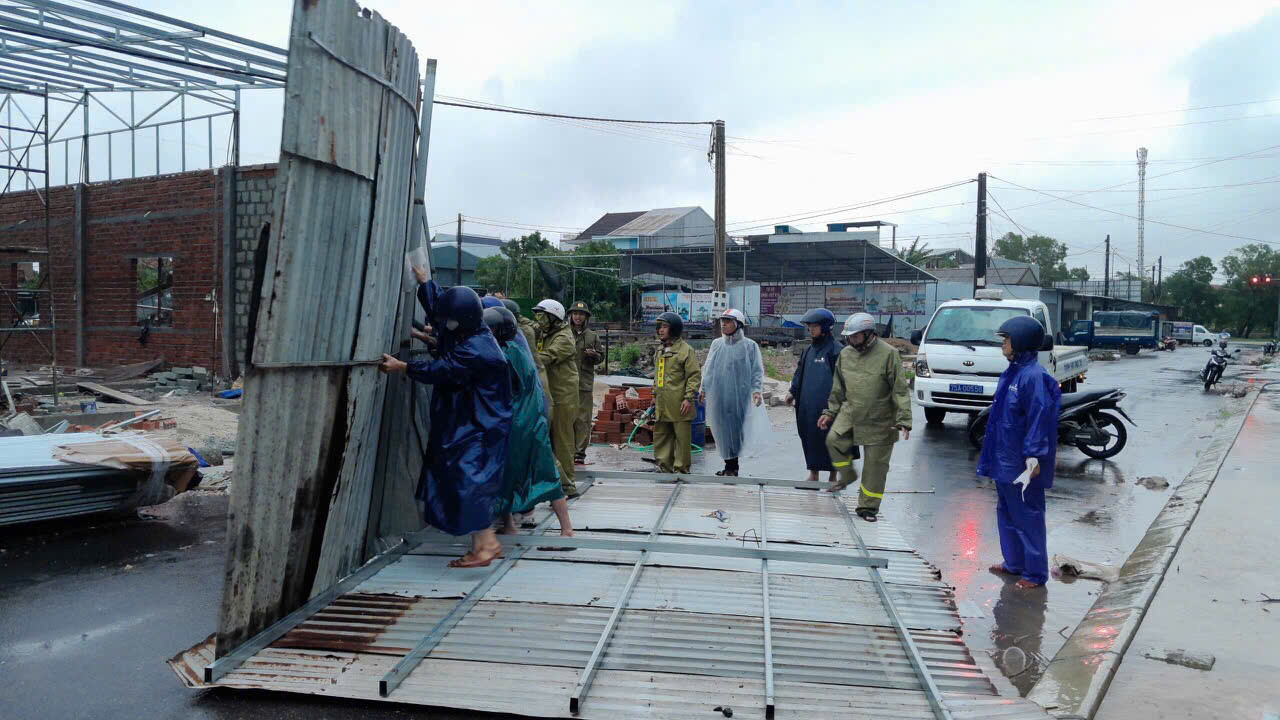 Lực lượng công an, dân phòng, bảo vệ dân phố tại TT-Huế giúp dân phòng chống, khắc phục hậu quả mưa bão.